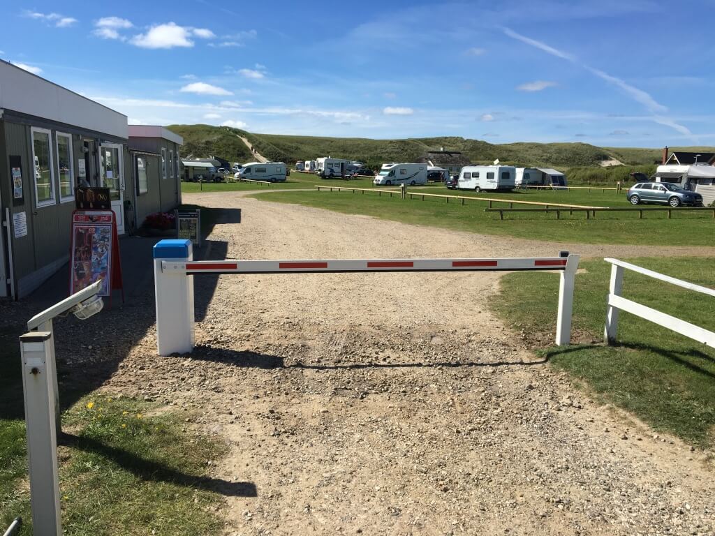 Automatisk bom som del af adgangskontrol til camping