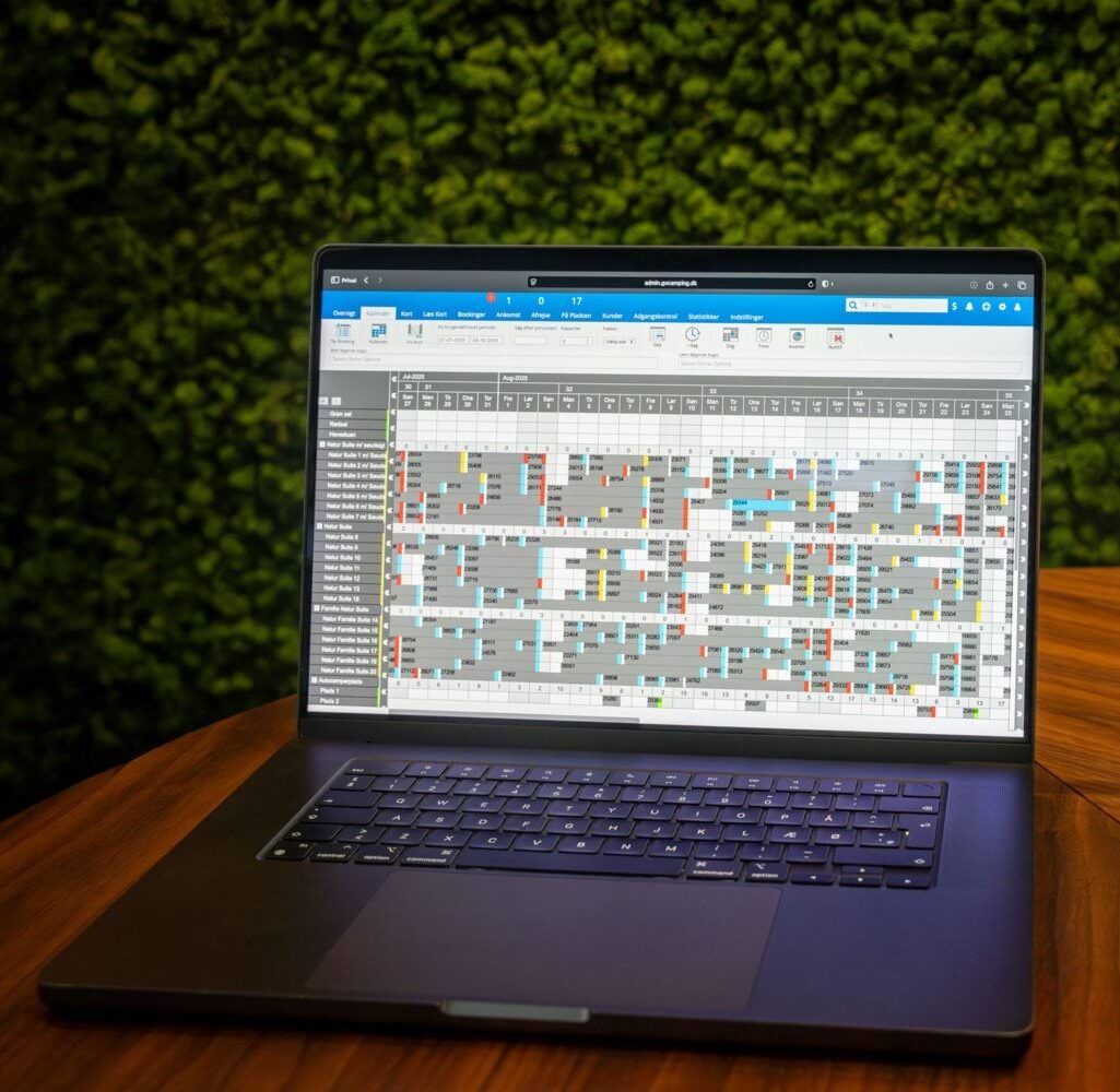 Receptionens skærm med online booking system åbent, viser booking og kapacitetsstyring på campingplads