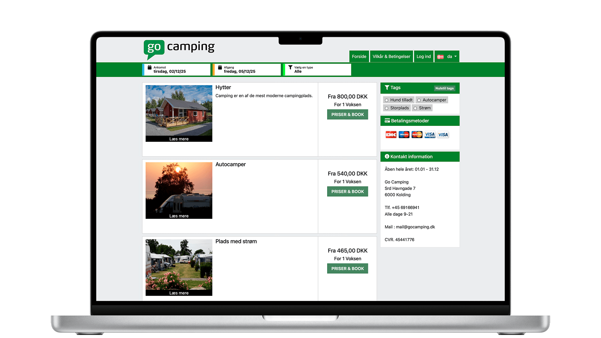 PC med dansk booking system åbent på skærmen, der viser booking af hytter på campingplads