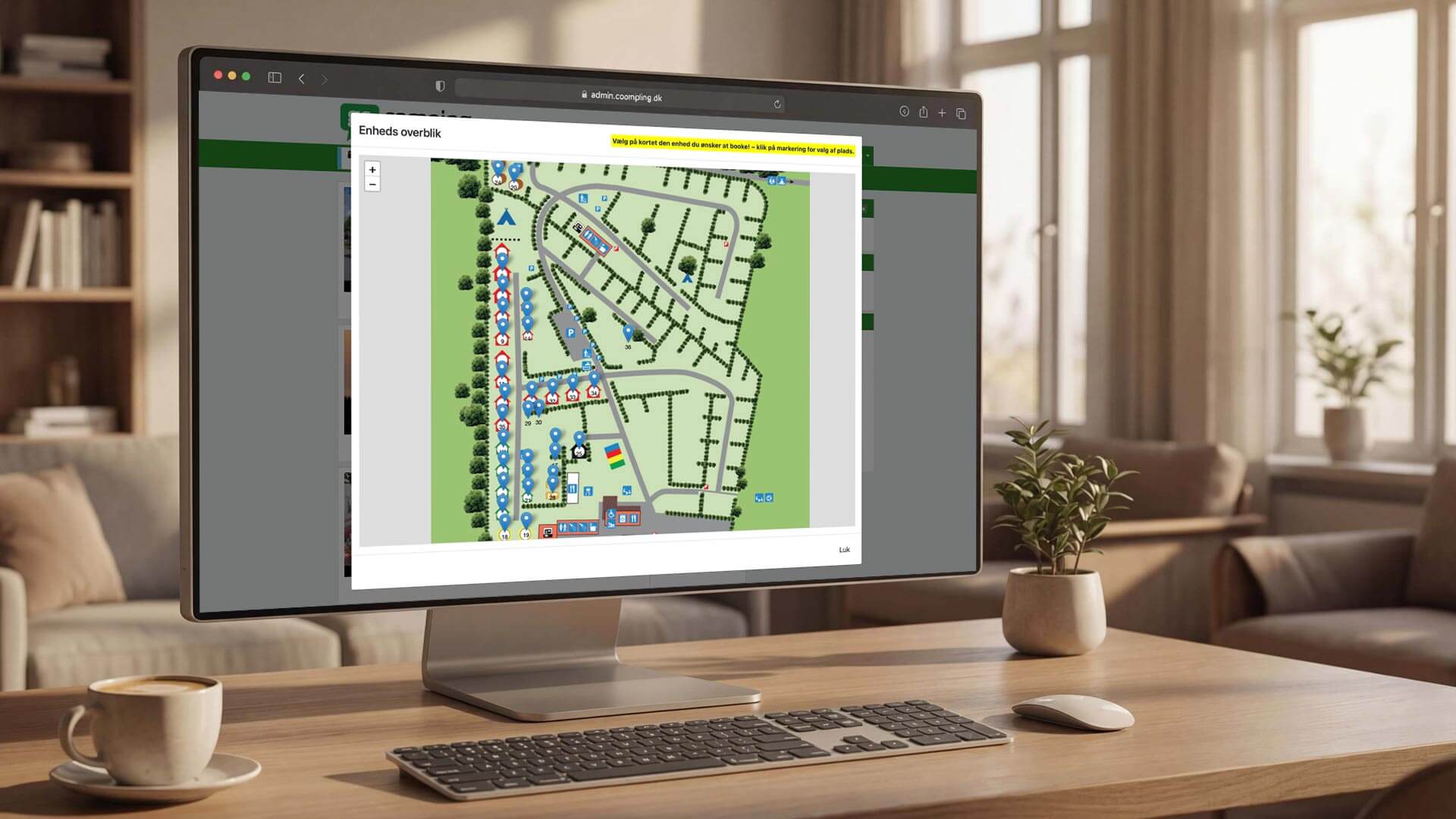 PC-skærm viser digital pladsoversigt til campingplads med interaktivt kort over pladser