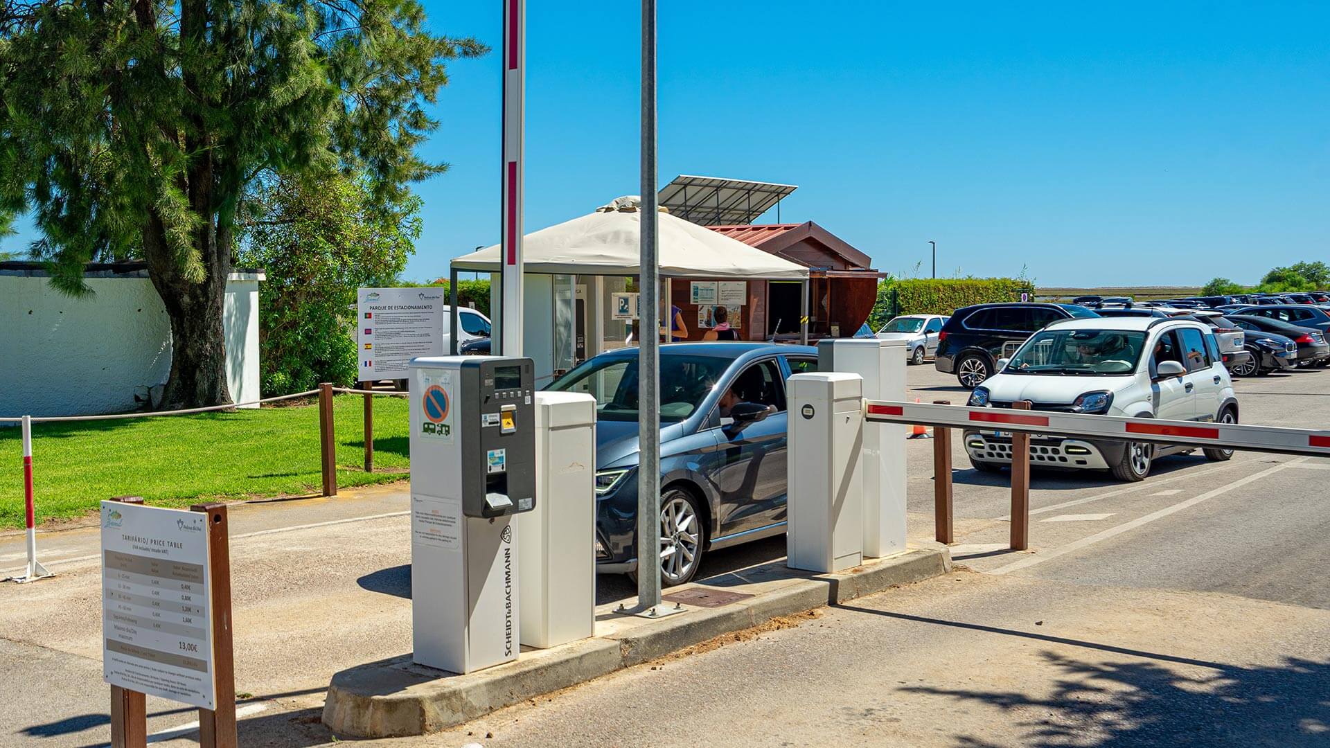 Automatisk bom på campingplads åbner for campist ved ankomst