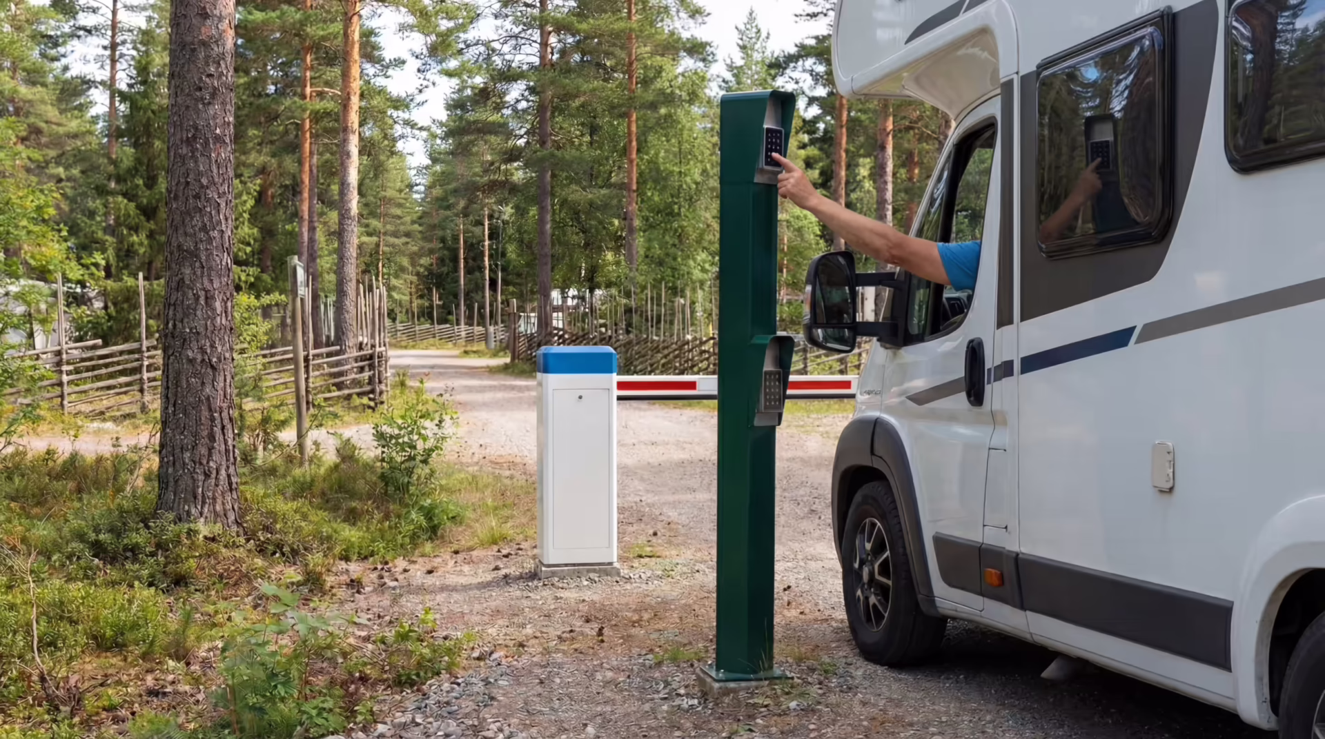 Autocamper ved automatisk bom på campingplads, integreret med dansk booking system til campingpladser, der sikrer adgangskontrol og nem indkørsel.