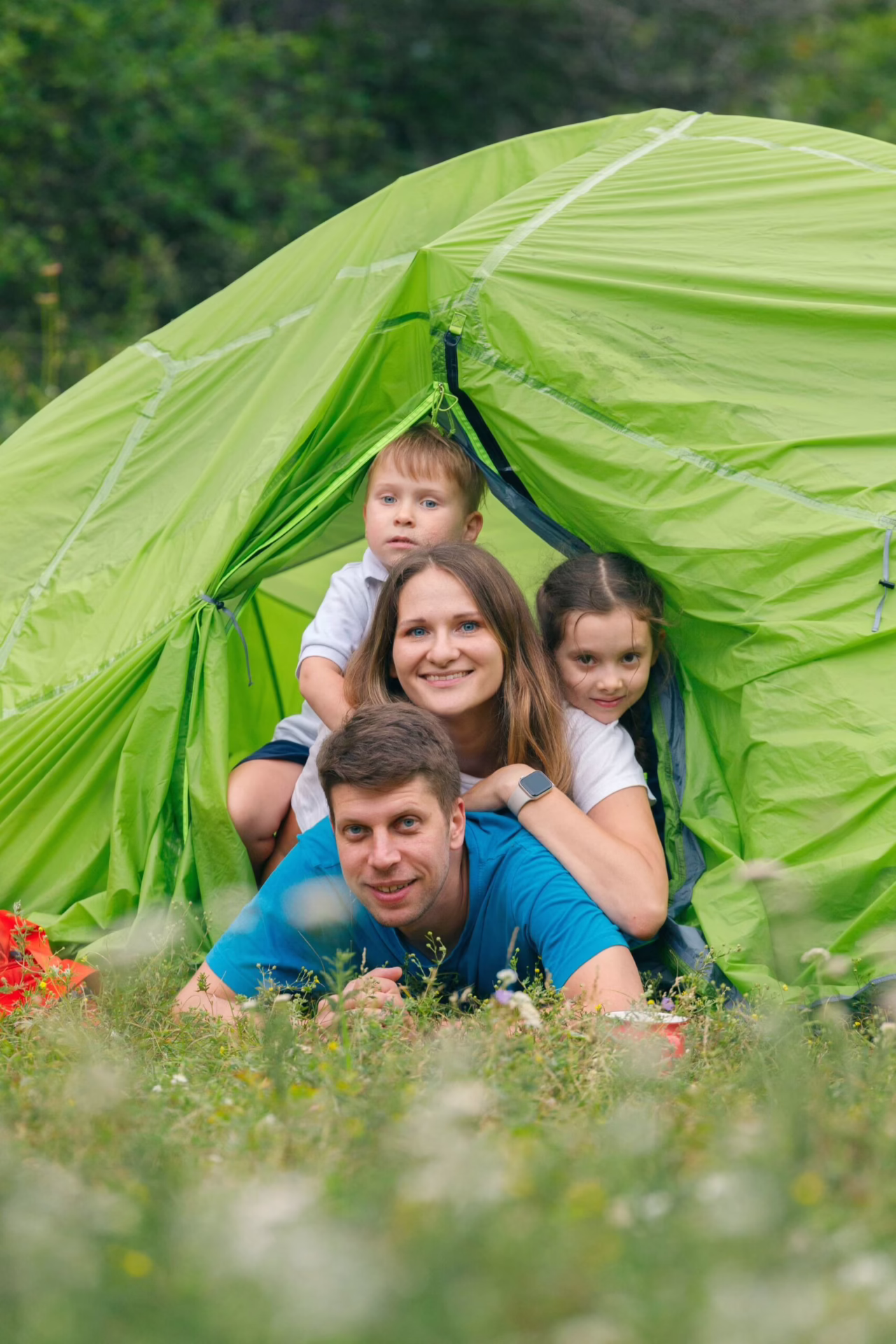 Familie i telt på campingplads, der viser oplevelsen ved brug af dansk booking system.