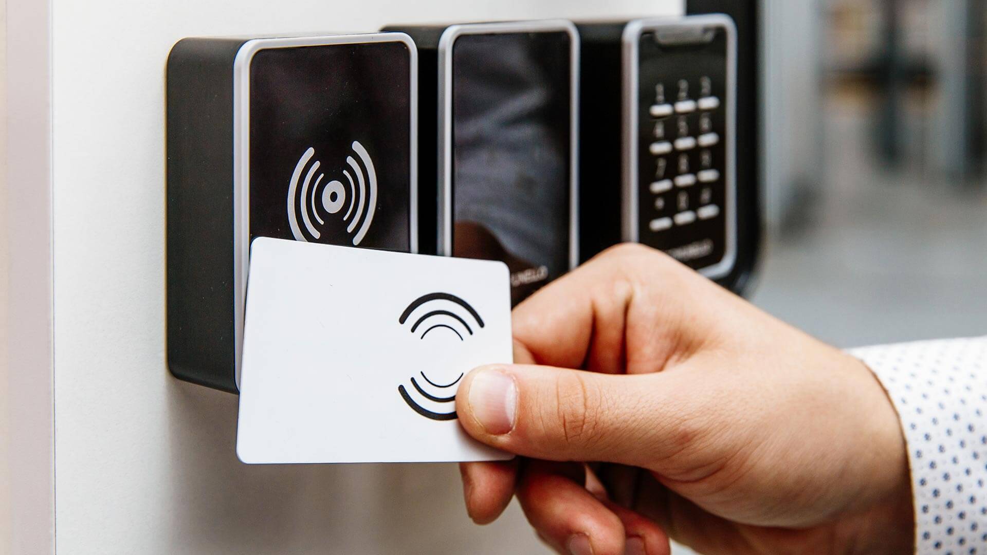 Gæst bruger keycard til adgang til baderum via adgangskontrol til camping