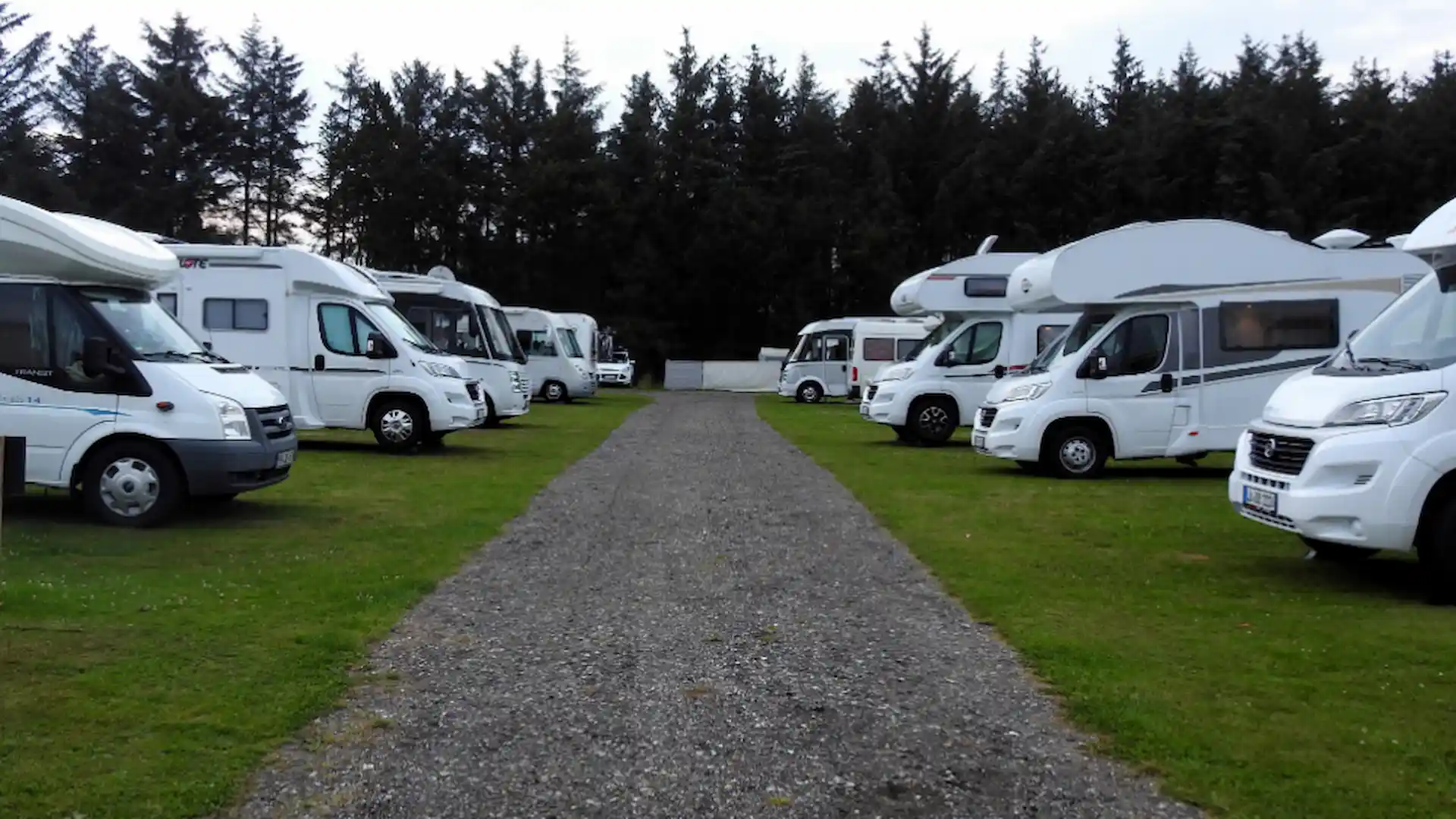 Flere autocampere parkeret på Tornby Strand Camping