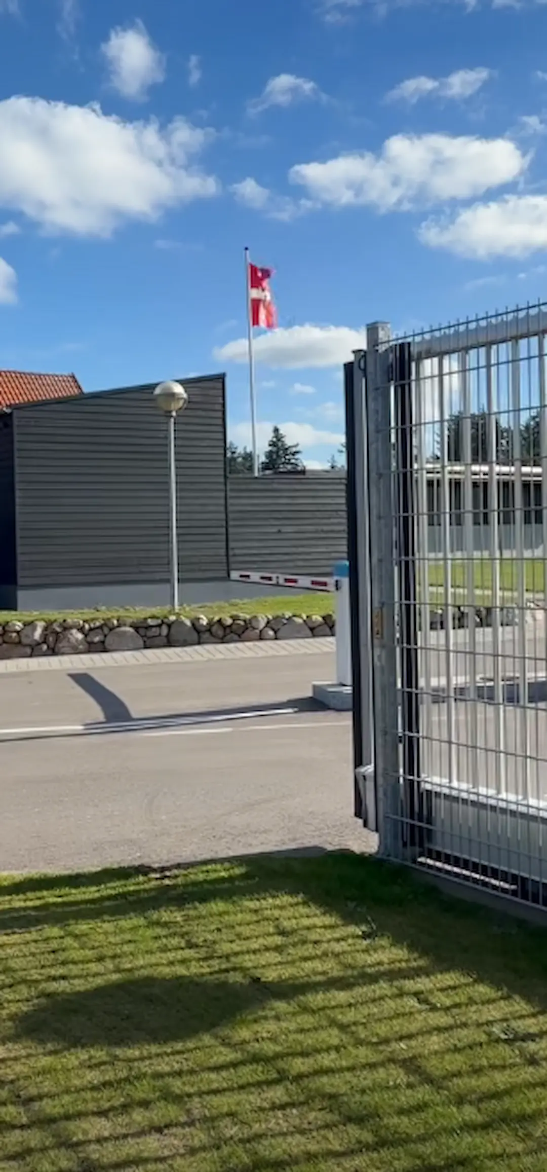 Bom og adgangslåge ved Blokhus By camping