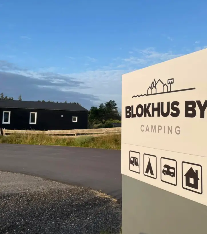 Velkomstskilt ved Blokhus By camping