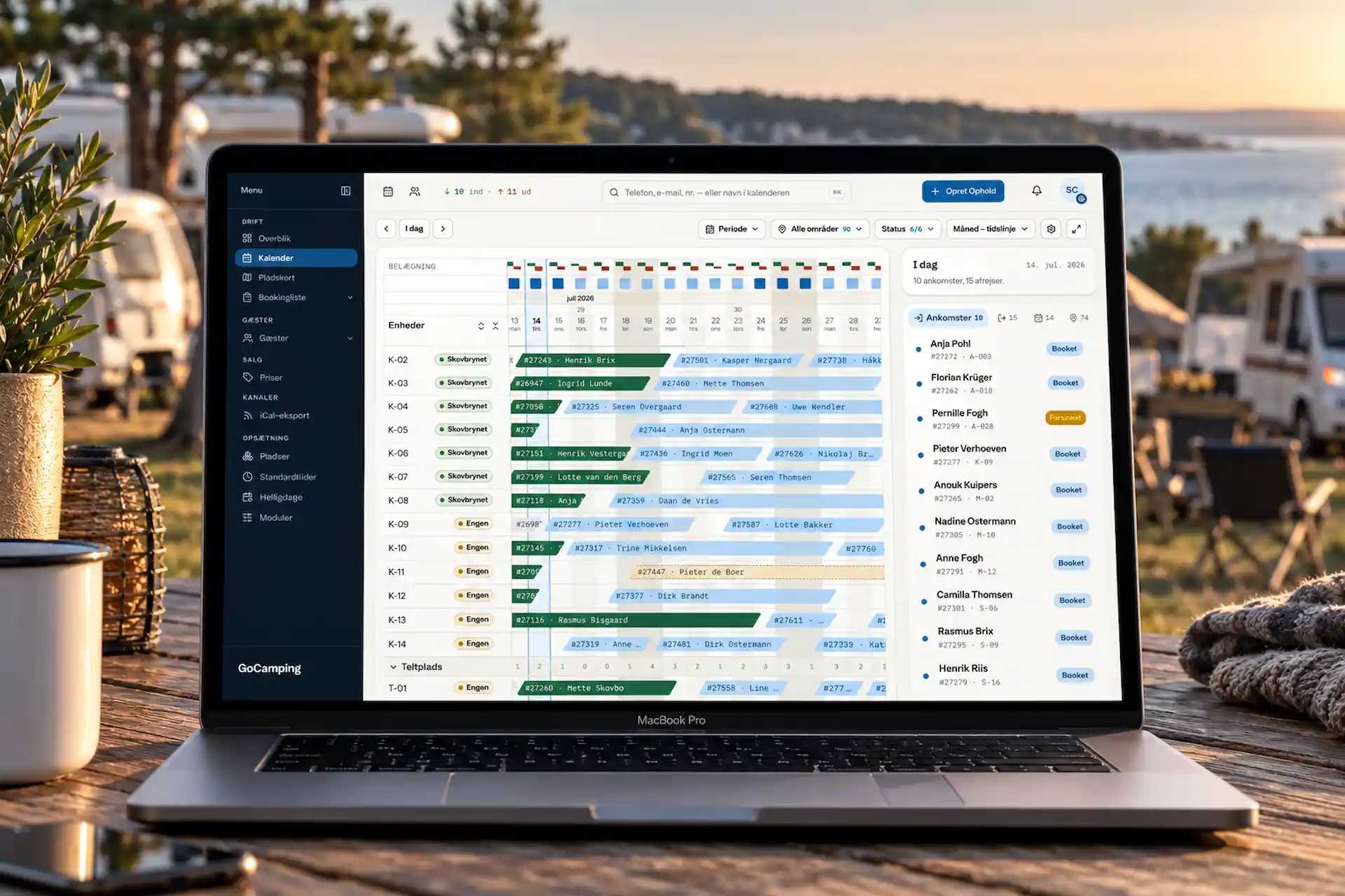 GoCampings bookingkalender på en bærbar computer, med booket ophold og dagens ankomster i sidepanelet