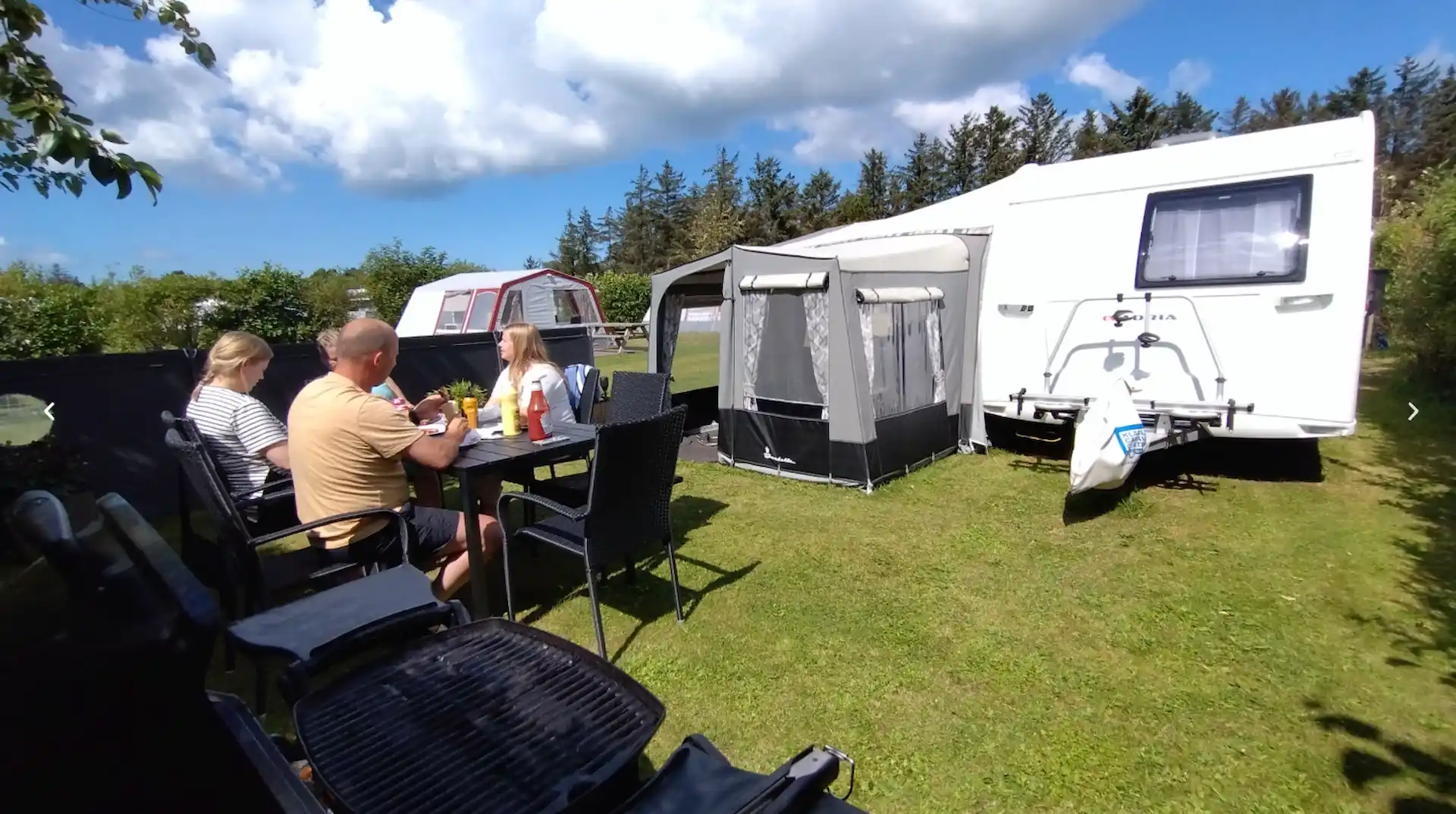 Campister hygger sig på campingplads